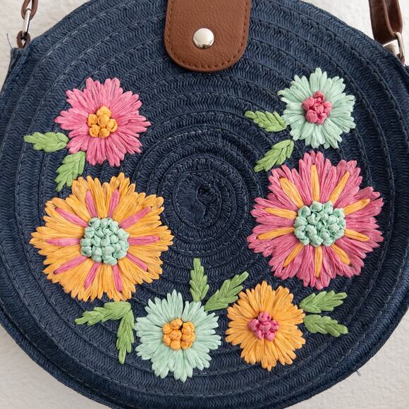 Bueno Paper Straw Floral Round Boho Shoulder Bag - Picture 7 of 10